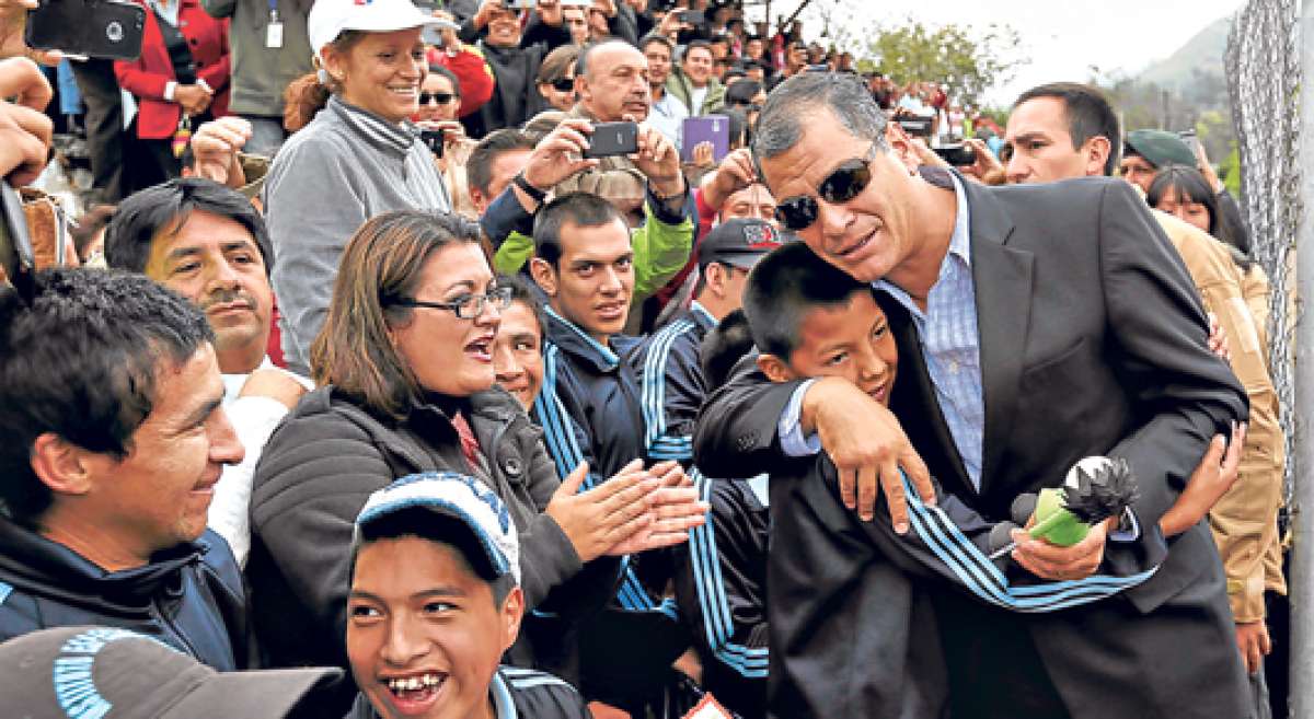 El presidente Rafael Correa visit&oacute; ayer Gir&oacute;n, donde instal&oacute; el gabinete itinerante 102. All&iacute; ofrecer&aacute; hoy el enlace ciudadano. Foto: Cortes&iacute;a / Presidencia de la Rep&uacute;blica