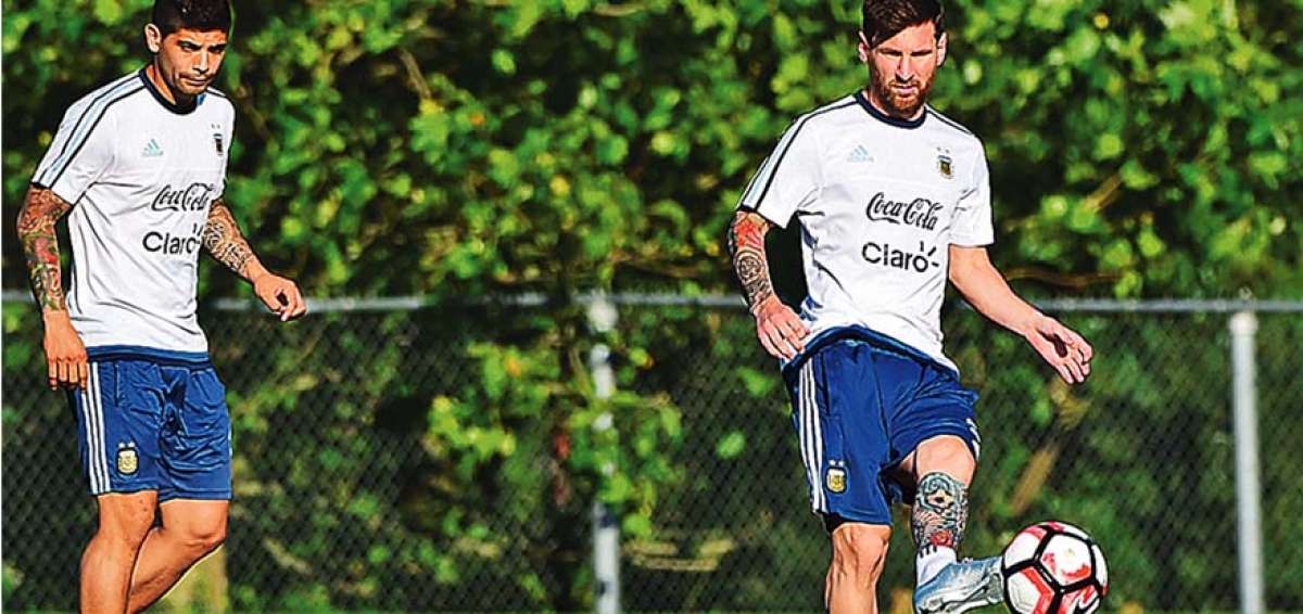 Ever Banega (iz.) y Lionel Messi, realizan trabajos con balones. Luego trabajaron a puerta cerrada los movimientos t&aacute;cticos a cargo de Gerardo &lsquo;Tata&rsquo; Martino.