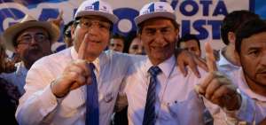 El candidato por la lista 1, Galo Salcedo, celebra haber ganado el rectorado de la Universidad de Guayaquil.