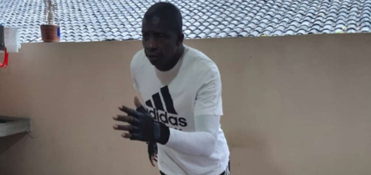 El imbabure&ntilde;o tiene 28 a&ntilde;os en el atletismo, 27 de ellos dedicados al salto alto. En sus inicios compet&iacute;a en los 400 metros planos