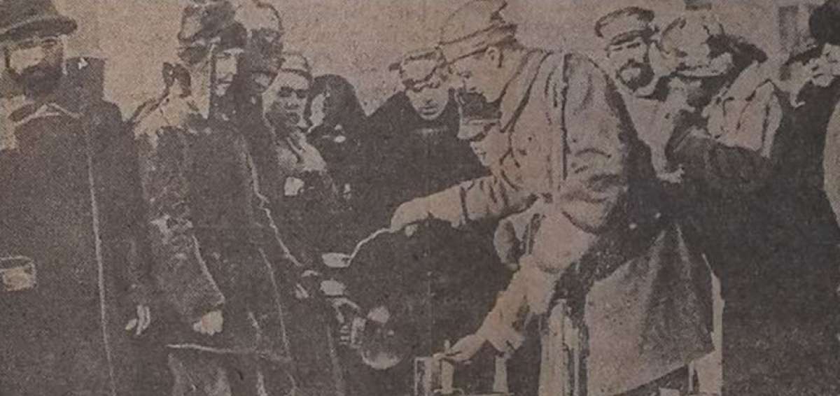 Un soldado de EE.UU. reparte comida a la gente