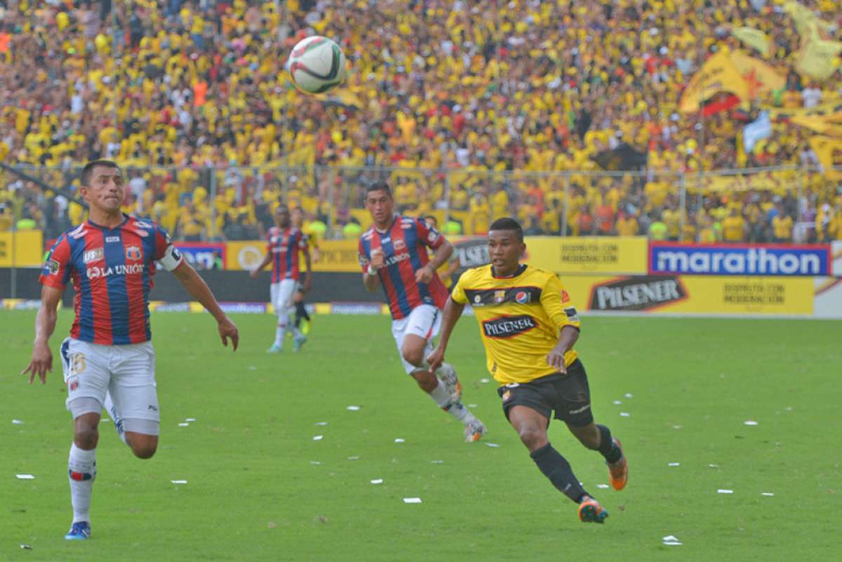 Michael Castro (i) pelea el bal&oacute;n con Carlos Olivero (d) en el duelo entre &lsquo;chullas&rsquo; y &lsquo;toreros&rsquo; en el Monumental. Foto: William Orellana / El Tel&eacute;grafo