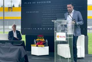 César Farías (der.), durante la presentación del proyecto deportivo e institucional de Aucas