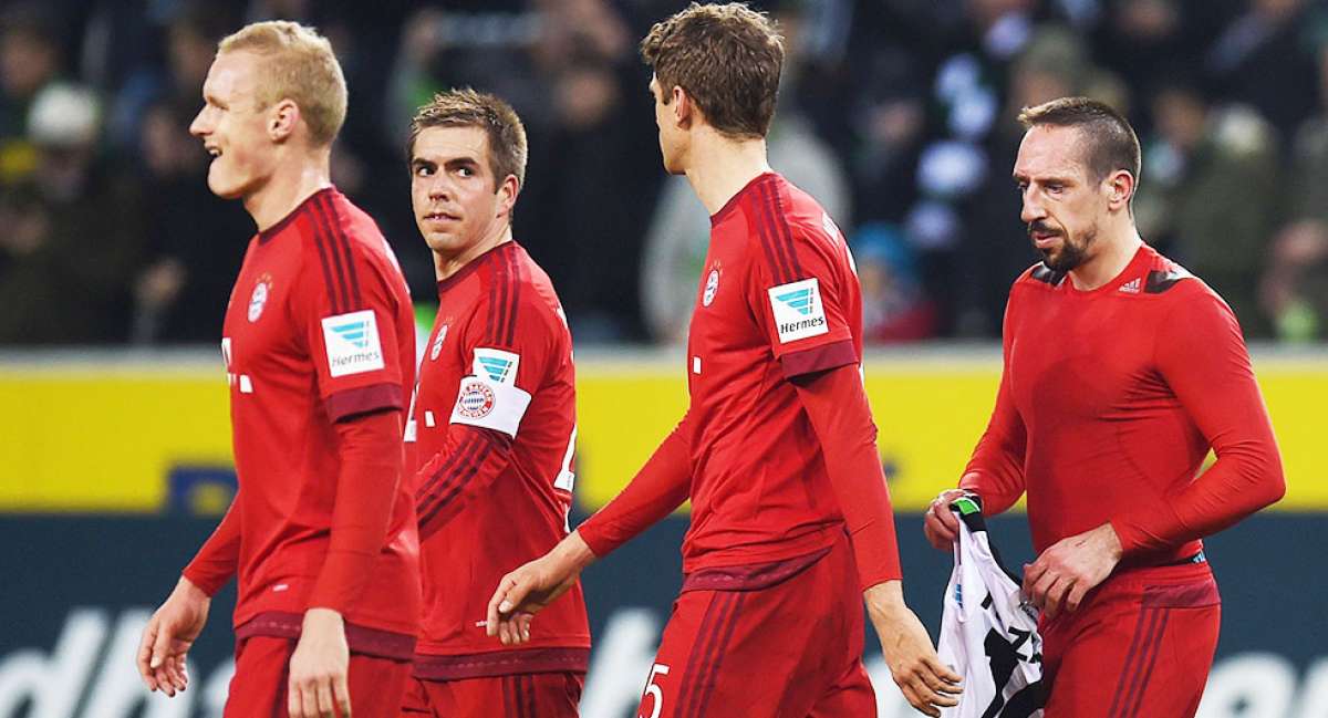 Los jugadores del Bayern M&uacute;nich se retiran del campo de juego tras la derrota en Berl&iacute;n. Foto: AFP