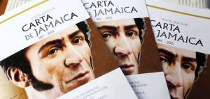 Una copia simb&oacute;lica de la Carta de Jamaica se entreg&oacute; a Venezuela