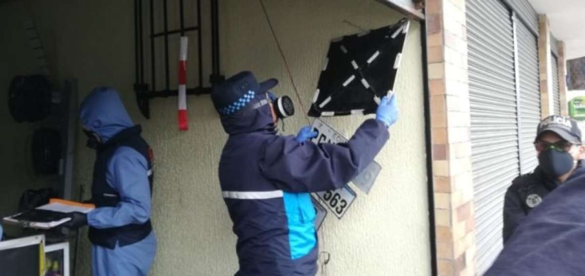 Un local que vend&iacute;a presuntas placas adulteradas fue clausurado en Quito