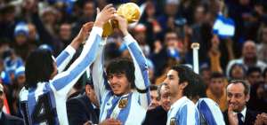 Los jugadores de Argentina levantan la Copa del Mundo tras vencer en la final a su similar de Holanda 3-1; en 1986 consiguieron el segundo t&iacute;tulo.