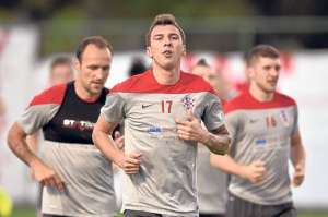 Los zagueros croatas Gordon Schildenfeld (i) y Mario Mandzukic entrenan en Praia do Forte (Salvador de Bah&iacute;a) antes de su duelo frente a Camer&uacute;n. FOTO: AFP.