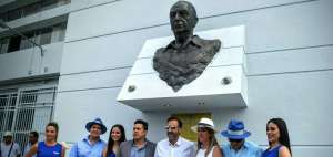 Emelec devel&oacute; el busto de George Capwell que estar&aacute; en el estadio