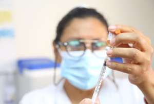 Reforzar la vacunación contra la COVID-19 y la influenza, uso obligatorio de mascarilla son dos recomendaciones para evitar un incremento de casos de enfermedades respiratorias, en épocas de Navidad y Año Nuevo. 