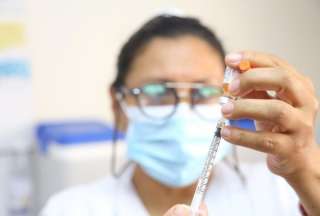 Reforzar la vacunación contra la COVID-19 y la influenza, uso obligatorio de mascarilla son dos recomendaciones para evitar un incremento de casos de enfermedades respiratorias, en épocas de Navidad y Año Nuevo. 