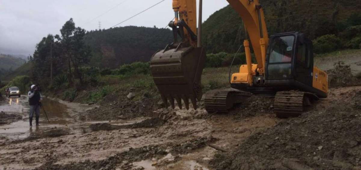 V&iacute;as son afectadas por deslizamientos en 4 cantones de Tungurahua