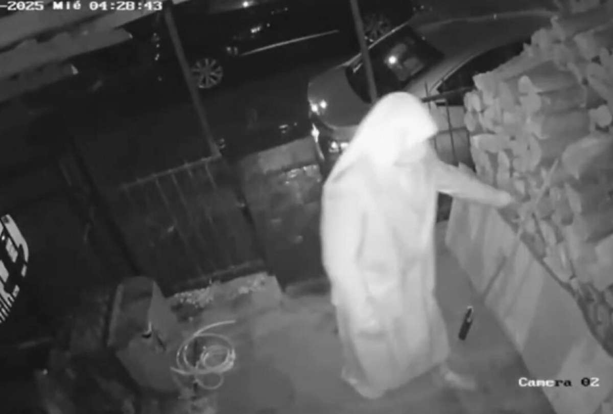 Con hábito y velo de monja, un ladrón protagonizó una de las escenas más insólitas. Robó un tablón de madera de una casa.