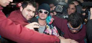 Vestido con una camiseta gris y una chaqueta colorida, gorro de lana azul y anteojos de sol de marco blanco, el cantante, de 46 a&ntilde;os, se present&oacute; el viernes 13 de julio poco antes de las siete de la ma&ntilde;ana en la comisar&iacute;a 52 de la capital argentina.