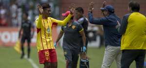 El volante Jaime Ortiz (19), de Aucas, festeja el triunfo 1-0 sobre Liga de Quito con el entrenador &ldquo;oriental&rdquo;, Eduardo Favaro. Los amarillos ahora son octavos