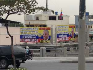As&iacute; luce la valla puesta en una casa ubicada en la avenida Las Aguas. Foto: H&eacute;ctor Marcillo/El Tel&eacute;grafo