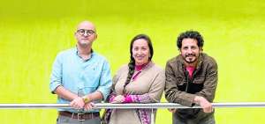 El productor Germiniano Pineda y el actor Cristian Mercado junto con la coproductora Daniela Fuentes.