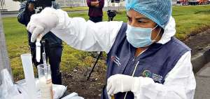 Los t&eacute;cnicos utilizan un termolacto para medir la densidad de la leche y otros equipos que determinan los antibi&oacute;ticos presentes en el producto.