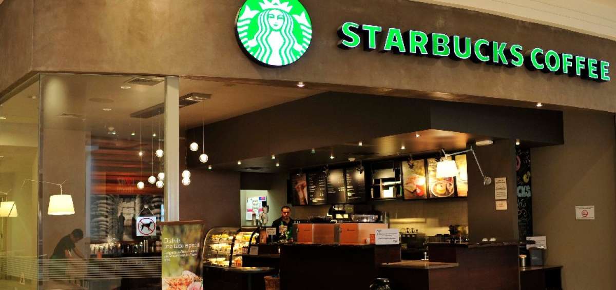 Starbucks cierra 8.000 locales para educar contra el racismo a su personal