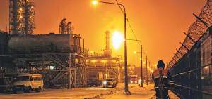 Un obrero camina por la planta de gas, que entr&oacute; en operaciones desde ayer, que est&aacute; ubicada en la pen&iacute;nsula de Yamal en el &Aacute;rtico siberiano.