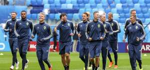 Los futbolistas del combinado sueco durante el reconocimiento y pr&aacute;ctica en el estadio de San Petersburgo, sede del encuentro de hoy.