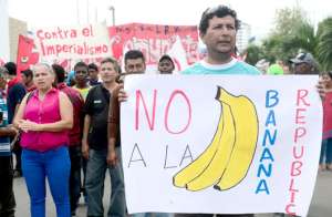 Organizaciones se agruparon en los exteriores del puerto de Manta para exigir que no se firme un acuerdo que atente contra el pa&iacute;s. FOTO: CARINA ACOSTA