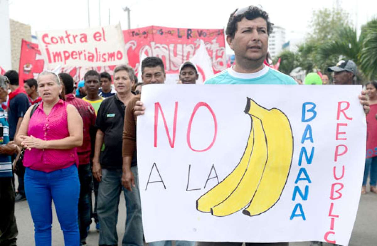 Organizaciones se agruparon en los exteriores del puerto de Manta para exigir que no se firme un acuerdo que atente contra el pa&iacute;s. FOTO: CARINA ACOSTA