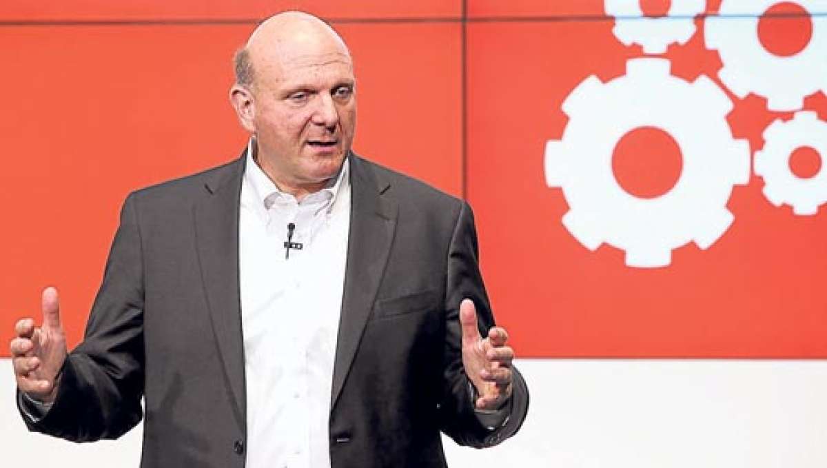 Steve Ballmer (d), nuevo propietario de los Clippers, durante uno de los partidos de su equipo en la NBA. Foto: Internet.