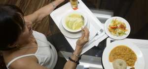 La combinaci&oacute;n adecuada de alimentos y el uso de hierbas para asemejar el sabor a lo cotidiano son estrategias para no abandonar la dieta.