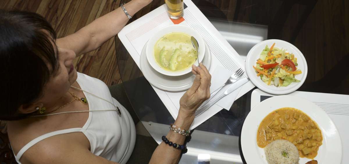La combinaci&oacute;n adecuada de alimentos y el uso de hierbas para asemejar el sabor a lo cotidiano son estrategias para no abandonar la dieta.