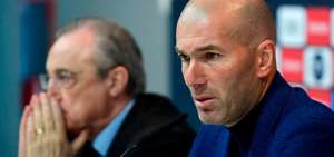 El presidente del Real Madrid, Florentino P&eacute;rez (i), y el entrenador Zinedine Zidane (d) han anunciado hoy en conferencia de prensa celebrada en la ciudad deportiva de Valdebebas que el t&eacute;cnico franc&eacute;s deja de ser el entrenador del Real Madrid. 