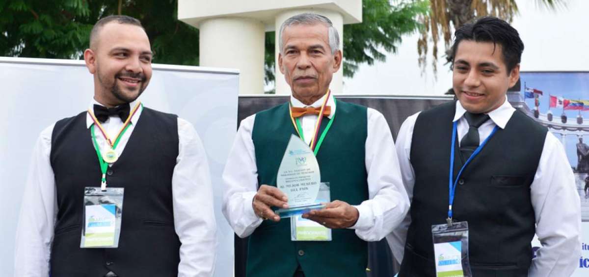 Miguel Puebla (centro), qued&oacute; ganador en la categor&iacute;a de profesionales, en la III Marat&oacute;n de Saloneros.