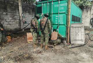 En el Distrito Pascuales, en Guayaquil, se desmanteló una bodega de almacenamiento ilegal de combustibles. 
