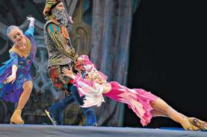 La obra &lsquo;La Cenicienta&rsquo; combin&oacute; en el escenario la destreza de los bailarines con el humor. La precisi&oacute;n de la coreograf&iacute;a y sus coloridos trajes no dieron lugar para las distracciones del p&uacute;blico, que se mantuvo cautivo. Foto: &Aacute;lvaro P&eacute;rez 