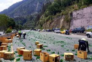 Un camión con cerveza se volcó en la avenida Simón Bolívar