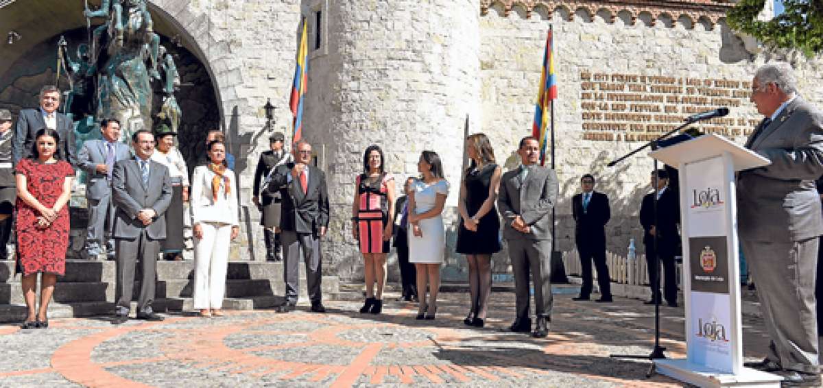  El alcalde Bol&iacute;var Castillo entreg&oacute; las llaves de la ciudad a Rosana Alvarado, Juan Carlos Cassinelli y Marcela Agui&ntilde;aga, previo a la socializaci&oacute;n de las enmiendas. Foto: Fernando Machado / El Tel&eacute;grafo