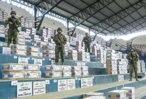 Militares custodian los paquetes electorales que se han entregado en varias provincias del Ecuador.