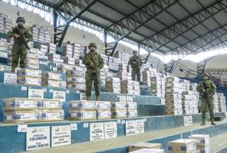 Militares custodian los paquetes electorales que se han entregado en varias provincias del Ecuador.