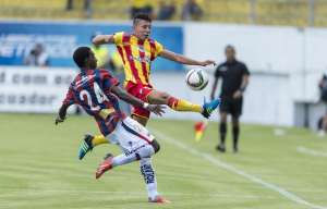 Joao Rojas supera la marca de un defensor chulla en partido que termin&oacute; 2-2 en Chillogallo. Foto: Marco Salgado / El Tel&eacute;grafo