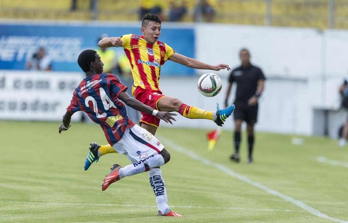 Joao Rojas supera la marca de un defensor chulla en partido que termin&oacute; 2-2 en Chillogallo. Foto: Marco Salgado / El Tel&eacute;grafo