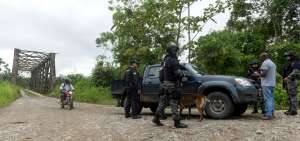  Los grupos &eacute;lite de la Polic&iacute;a Nacional resguardan y realizan controles en el sector del puente que colinda con la frontera colombiana.