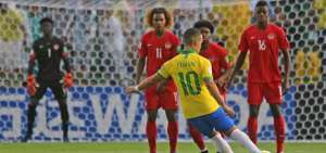 El brasile&ntilde;o Peglow ejecuta un tiro libre ante Canad&aacute; en el partido inaugural del Mundial Sub-17. 