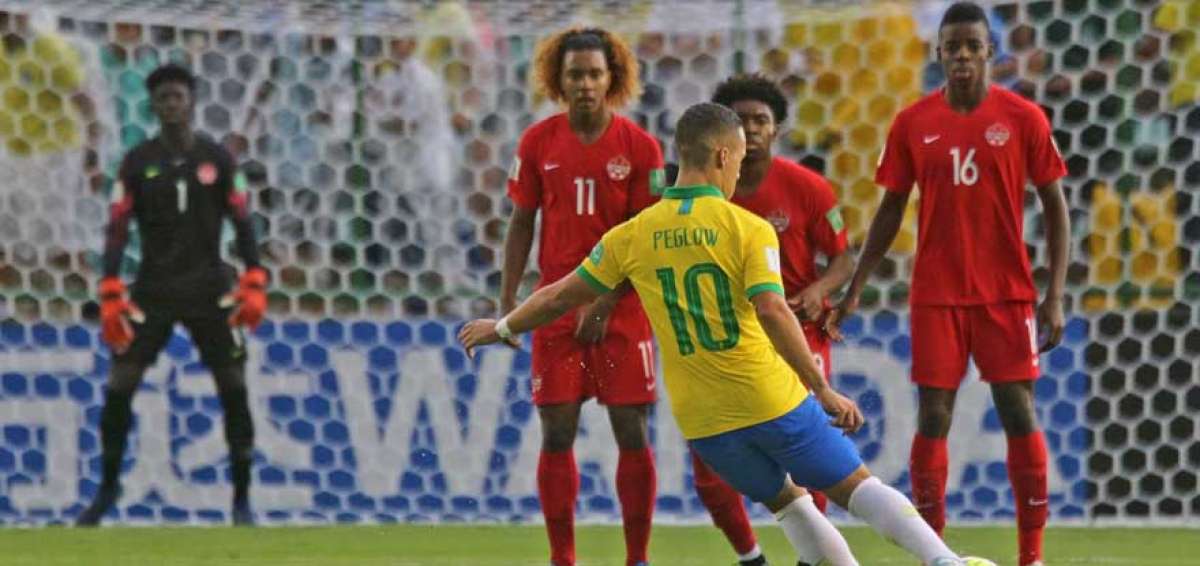 El brasile&ntilde;o Peglow ejecuta un tiro libre ante Canad&aacute; en el partido inaugural del Mundial Sub-17. 