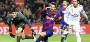 El argentino Lionel Messi (c.) comandar&aacute; el juego ofensivo del Barcelona en su visita al Real Madrid, en el estadio Santiago Bernab&eacute;u.
