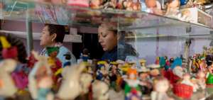 Berta Su&aacute;rez agiliza, junto a su hija Paola, la elaboraci&oacute;n de figuras para Finados y Navidad.