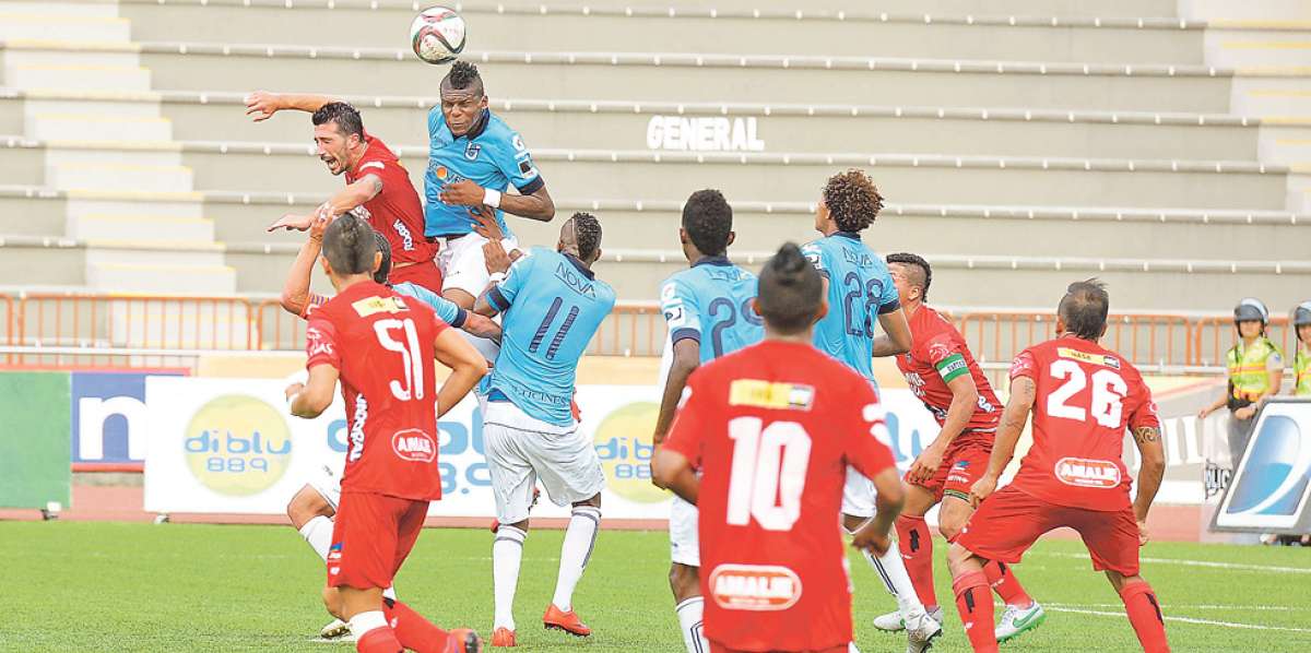 El juego se desarroll&oacute; en ambas &aacute;reas; un partido de ida y vuelta en el que se busc&oacute; hacer da&ntilde;o con centros. Foto: Eduardo Escobar / El Tel&eacute;grafo