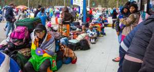 Venezolanos a la espera de un tr&aacute;mite en la frontera ecuatoriana.