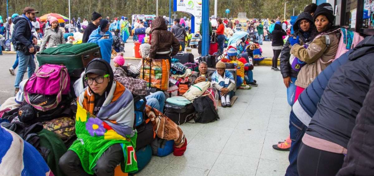 Venezolanos a la espera de un tr&aacute;mite en la frontera ecuatoriana.