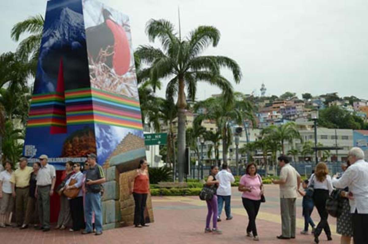 Las visitas a la letra A aumentaron al mediod&iacute;a de ayer. Los turistas se organizaron para no interrumpir las tomas. Foto: Pilar Vera |  El Tel&eacute;grafo
