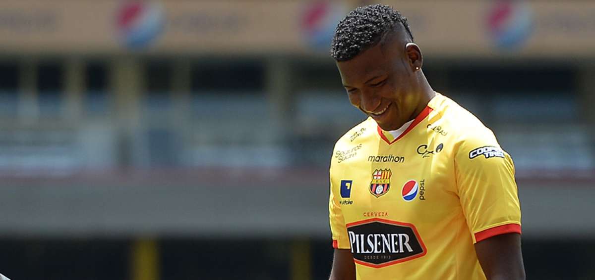 El atacante Jhon Jairo Cifuente juega con su hijo en la cancha del estadio Monumental, despu&eacute;s de su presentaci&oacute;n oficial como integrante de Barcelona por tres temporadas.